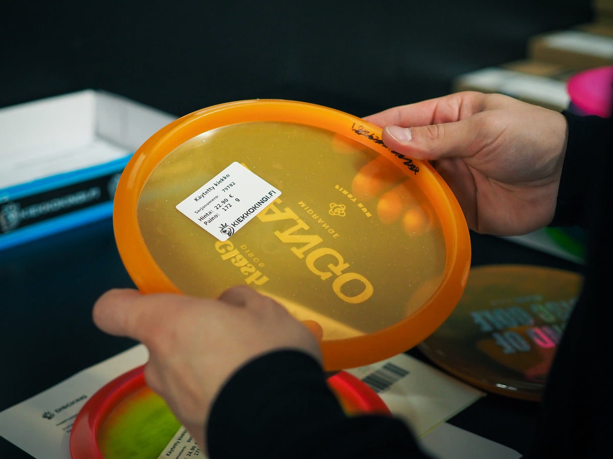 Käytetyn frisbeegolfkiekon kuntoa tarkistetaan KiekkoKingillä