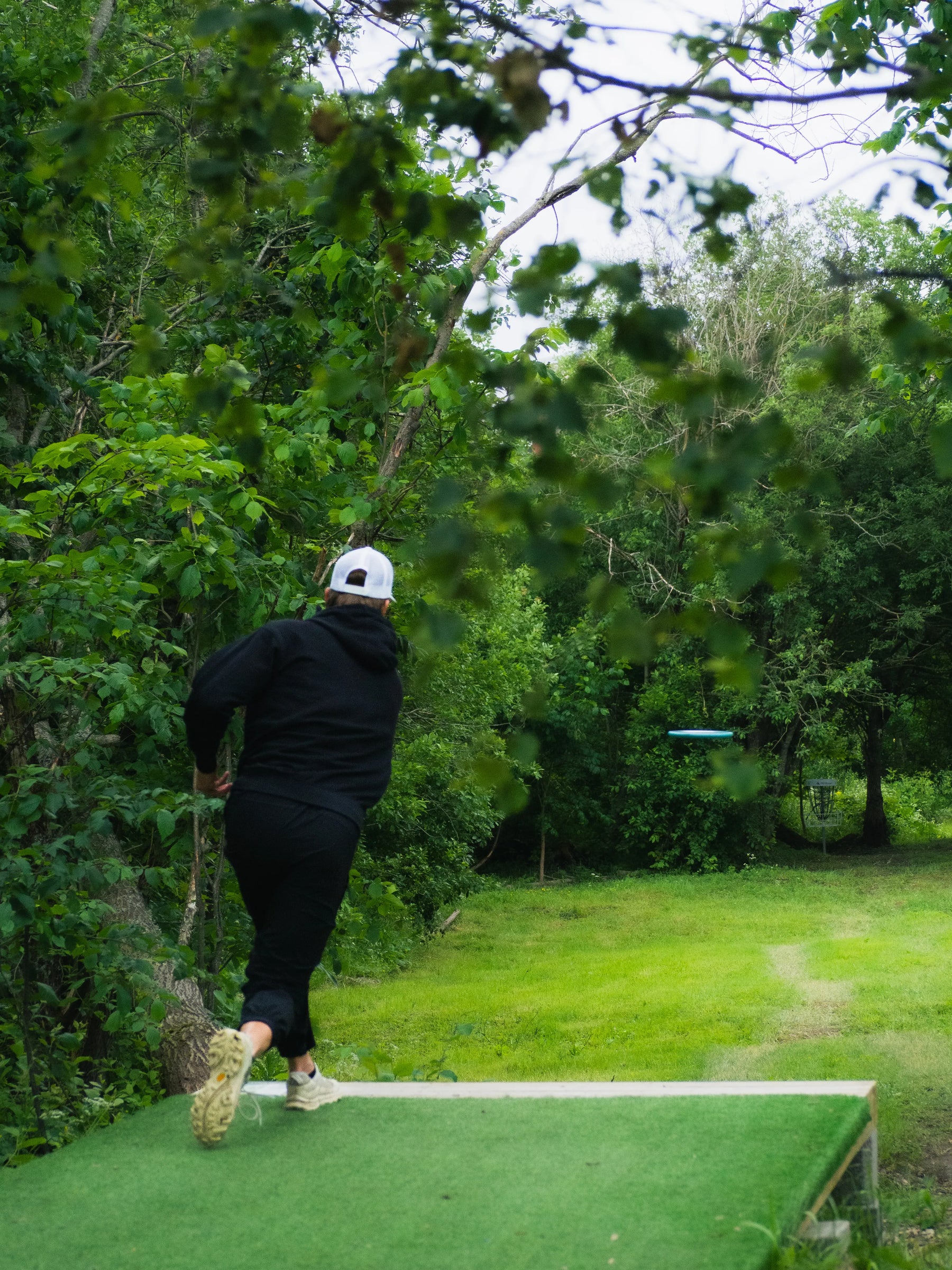 Mikä on kämmenheitto frisbeegolfissa?