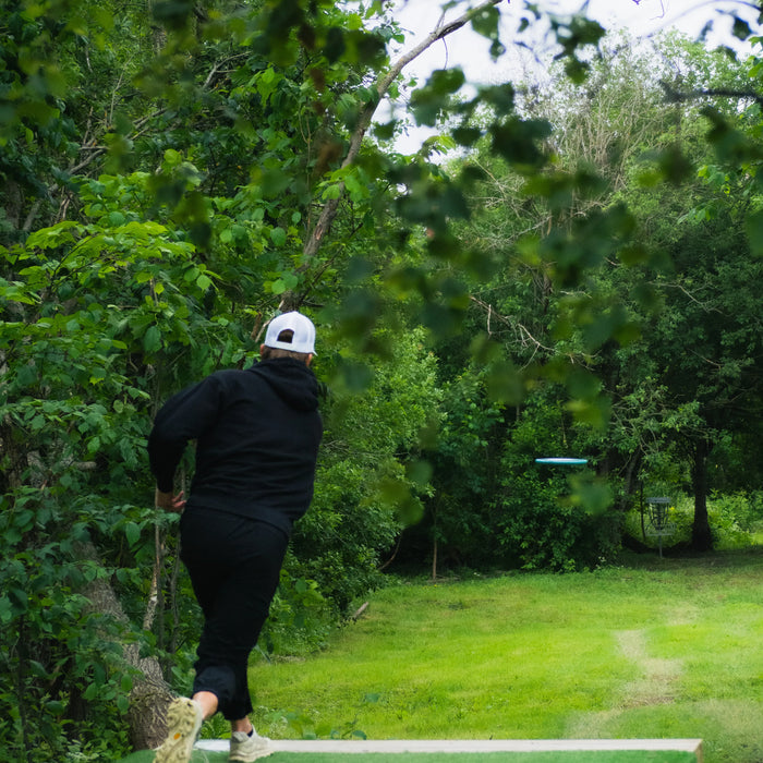Mikä on kämmenheitto frisbeegolfissa?